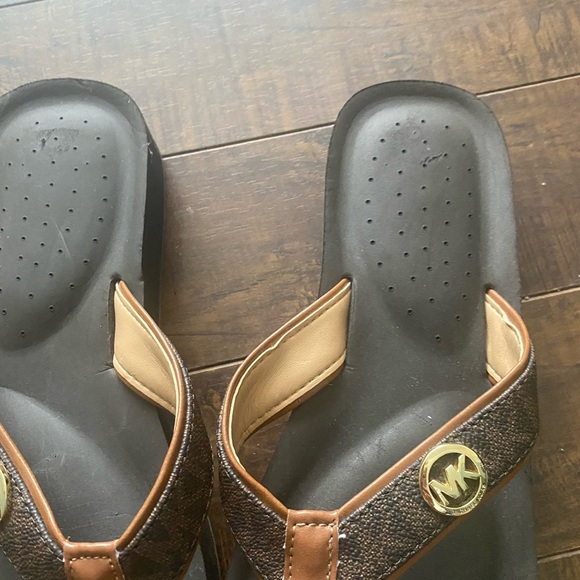Michael Kors Brown and Black Platform Thong Sandals - Picture 4 of 11